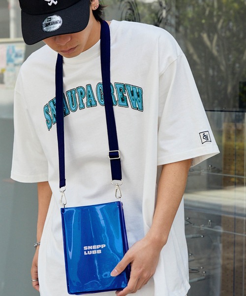 Snap club（スナップクラブ）の「【Snap club】シルバーシートPVC　メタリックショルダーバック（ショルダーバッグ・メンズ・レッド/ブルー/グリーン/ピンク/シルバー/ブラック/ブラウン/パープル・FREE）」の5枚目の写真