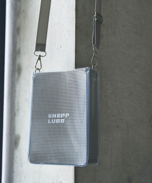Snap club（スナップクラブ）の「【Snap club】シルバーシートPVC　メタリックショルダーバック（ショルダーバッグ・メンズ・レッド/ブルー/グリーン/ピンク/シルバー/ブラック/ブラウン/パープル・FREE）」の19枚目の写真