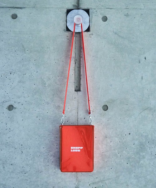 Snap club（スナップクラブ）の「【Snap club】シルバーシートPVC　メタリックショルダーバック（ショルダーバッグ・メンズ・レッド/ブルー/グリーン/ピンク/シルバー/ブラック/ブラウン/パープル・FREE）」の10枚目の写真