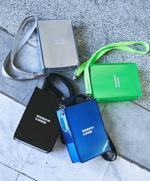 Snap club（スナップクラブ）の「【Snap club】シルバーシートPVC　メタリックショルダーバック（ショルダーバッグ・メンズ・レッド/ブルー/グリーン/ピンク/シルバー/ブラック/ブラウン/パープル・FREE）」の16枚目の写真