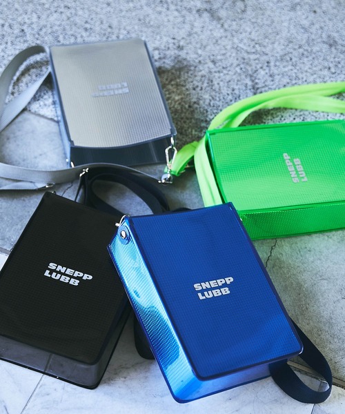 Snap club（スナップクラブ）の「【Snap club】シルバーシートPVC　メタリックショルダーバック（ショルダーバッグ・メンズ・レッド/ブルー/グリーン/ピンク/シルバー/ブラック/ブラウン/パープル・FREE）」の15枚目の写真