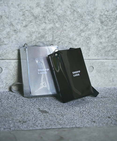 Snap club（スナップクラブ）の「【Snap club】シルバーシートPVC　メタリックショルダーバック（ショルダーバッグ・メンズ・レッド/ブルー/グリーン/ピンク/シルバー/ブラック/ブラウン/パープル・FREE）」の17枚目の写真