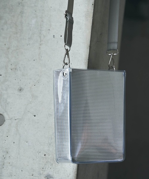 Snap club（スナップクラブ）の「【Snap club】シルバーシートPVC　メタリックショルダーバック（ショルダーバッグ・メンズ・レッド/ブルー/グリーン/ピンク/シルバー/ブラック/ブラウン/パープル・FREE）」の11枚目の写真