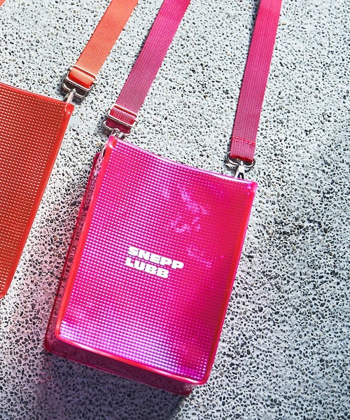 Snap club（スナップクラブ）の「【Snap club】シルバーシートPVC　メタリックショルダーバック（ショルダーバッグ・メンズ・レッド/ブルー/グリーン/ピンク/シルバー/ブラック/ブラウン/パープル・FREE）」の22枚目の写真