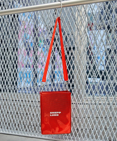 Snap club（スナップクラブ）の「【Snap club】シルバーシートPVC　メタリックショルダーバック（ショルダーバッグ・メンズ・レッド/ブルー/グリーン/ピンク/シルバー/ブラック/ブラウン/パープル・FREE）」の20枚目の写真