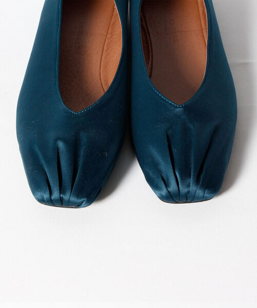 fredy emue（フレディエミュ）の「【atelier brugge/アトリエブルージュ】フロントギャザーフラットサテンシューズ（バレエシューズ・レディース・ブルー・23/24）」の4枚目の写真