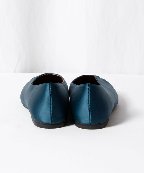fredy emue（フレディエミュ）の「【atelier brugge/アトリエブルージュ】フロントギャザーフラットサテンシューズ（バレエシューズ・レディース・ブルー・23/24）」の5枚目の写真