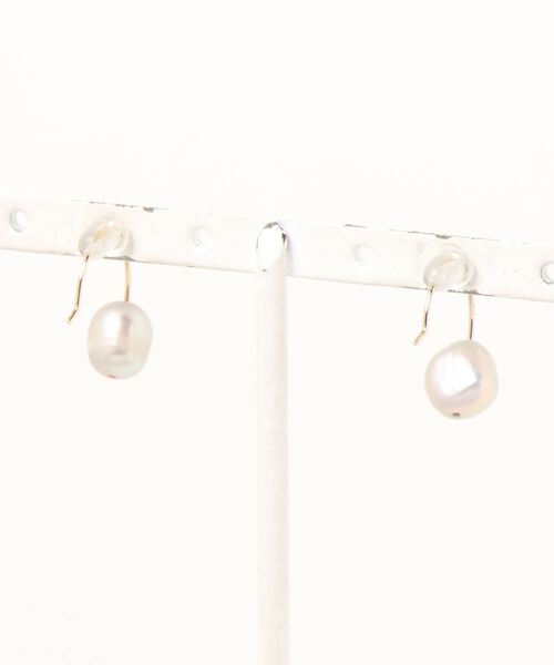 Manon's Selection（マノンズセレクション）の「1粒グレー淡水パールフックピアス（ピアス（両耳用）・レディース・ゴールド・ONE SIZE）」の2枚目の写真