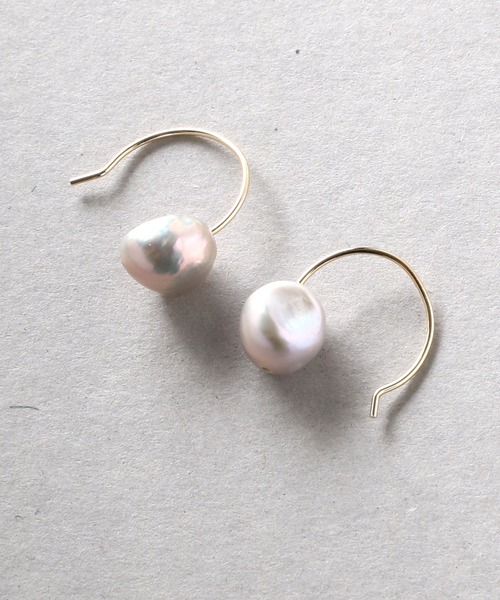 Manon's Selection（マノンズセレクション）の「1粒グレー淡水パールフックピアス（ピアス（両耳用）・レディース・ゴールド・ONE SIZE）」の3枚目の写真