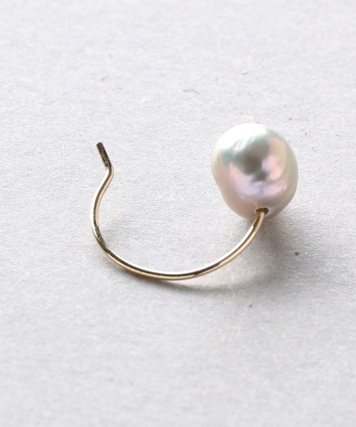 Manon's Selection（マノンズセレクション）の「1粒グレー淡水パールフックピアス（ピアス（両耳用）・レディース・ゴールド・ONE SIZE）」の4枚目の写真