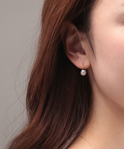 Manon's Selection（マノンズセレクション）の「1粒グレー淡水パールフックピアス（ピアス（両耳用）・レディース・ゴールド・ONE SIZE）」の5枚目の写真