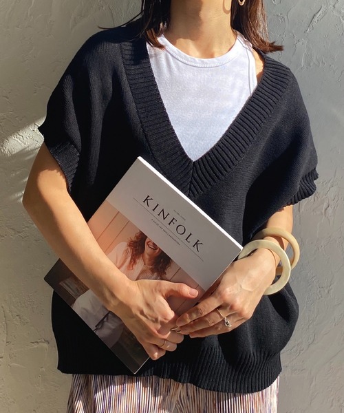 She's Closet(シーズクローゼット)の「深vネック片畦編みオーバーサイズロング丈ドルマンニットベスト(ベスト・レディース・ブラック/グリーン/アイボリー/杢グレー・FREE)」の3枚目の写真