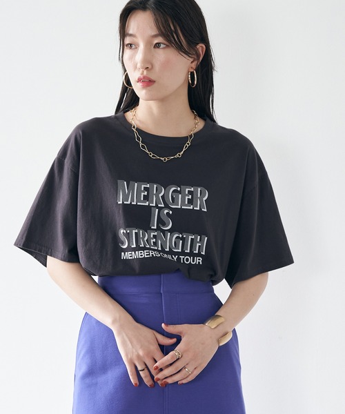 earth music&ecology(アースミュージックアンドエコロジー)の「メンバーツアーロゴTEE(Tシャツ/カットソー・レディース・チャコールグレー/オフホワイト・FREE)」の2枚目の写真
