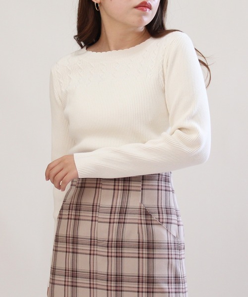 ASTORIA ODIER（アストリアオディール）の「ヨークケーブルリブニットプルオーバー（ニット/セーター・レディース・ホワイト/パープル/アイボリー/ブラウン/ピンク・MEDIUM/LARGE）」の2枚目の写真