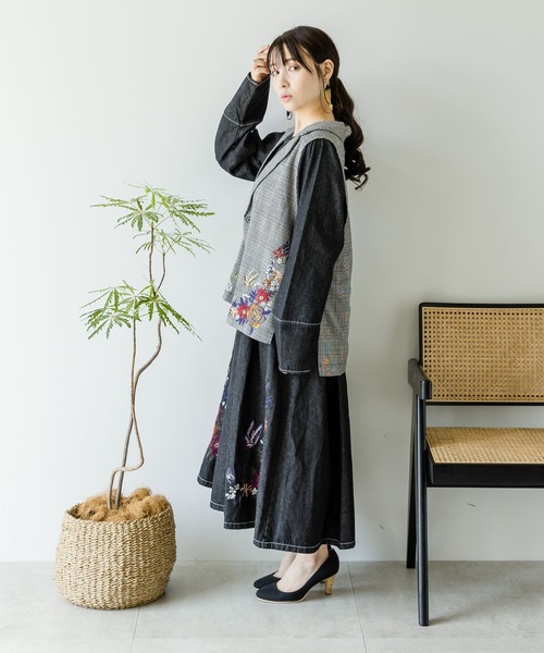 iS ScoLar（イズスカラー）の「523014：花蝶刺繍ベスト（ベスト