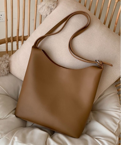 ibeul_（イベール）の「ウェーブショルダーバッグ（ショルダーバッグ・レディース・ベージュ/ブラック/キャメル・FREE）」の6枚目の写真