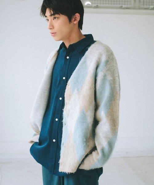 WHIMSIC（ウィムジック）の「【UNISEX】アーガイルシャギーニットカーディガン（カーディガン/ボレロ・メンズ・ブルー/イエロー/チャコールグレー・FREE）」の2枚目の写真