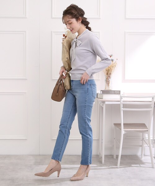 couture brooch(クチュールブローチ)の「【フェミニンコーデにも♪】ポイントパール調スキニーデニム(デニムパンツ・レディース・サックスブルー/ネイビー・36/38/40/42)」の4枚目の写真