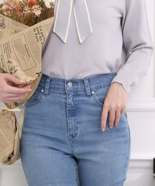 couture brooch(クチュールブローチ)の「【フェミニンコーデにも♪】ポイントパール調スキニーデニム(デニムパンツ・レディース・サックスブルー/ネイビー・36/38/40/42)」の9枚目の写真