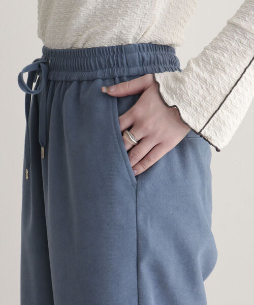 fredy emue（フレディエミュ）の「起毛イージーセミワイドパンツ（スラックス・レディース・ブラック/オフホワイト/グレイッシュブルー/ミント・36/38）」の13枚目の写真