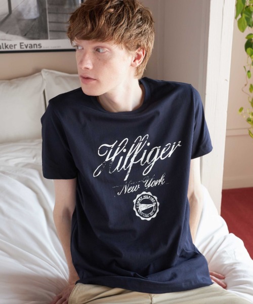TOMMY HILFIGER(トミーヒルフィガー)の「【オンライン限定】グランジプリントTシャツ(Tシャツ/カットソー・メンズ・ネイビー/ブルー/レッド/ホワイト/ベージュ・SMALL/MEDIUM/LARGE/X-LARGE/XX-LARGE)」の3枚目の写真