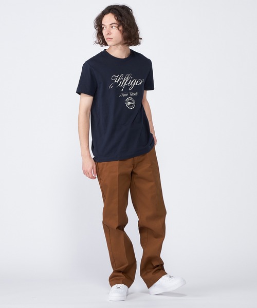 TOMMY HILFIGER(トミーヒルフィガー)の「【オンライン限定】グランジプリントTシャツ(Tシャツ/カットソー・メンズ・ネイビー/ブルー/レッド/ホワイト/ベージュ・SMALL/MEDIUM/LARGE/X-LARGE/XX-LARGE)」の6枚目の写真