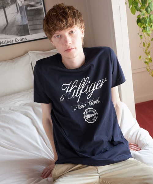 TOMMY HILFIGER(トミーヒルフィガー)の「【オンライン限定】グランジプリントTシャツ(Tシャツ/カットソー・メンズ・ネイビー/ブルー/レッド/ホワイト/ベージュ・SMALL/MEDIUM/LARGE/X-LARGE/XX-LARGE)」の21枚目の写真