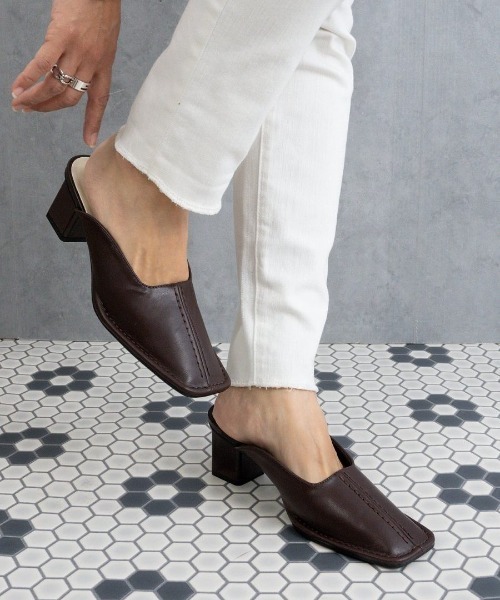 Fabby fabby（ファビィーファビィー）の「センターステッチスクエアサボミュールサンダル（サンダル・レディース・オフホワイト/ブラウン/ブラック・SMALL/MEDIUM/LARGE）」の3枚目の写真