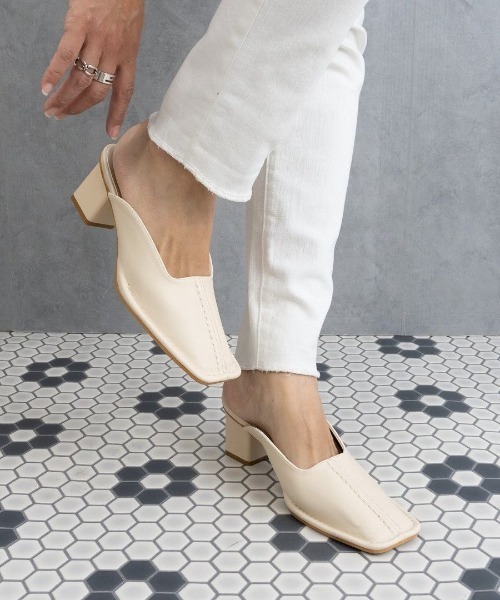 Fabby fabby（ファビィーファビィー）の「センターステッチスクエアサボミュールサンダル（サンダル・レディース・オフホワイト/ブラウン/ブラック・SMALL/MEDIUM/LARGE）」の2枚目の写真