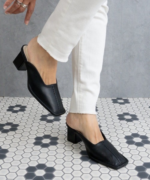 Fabby fabby（ファビィーファビィー）の「センターステッチスクエアサボミュールサンダル（サンダル・レディース・オフホワイト/ブラウン/ブラック・SMALL/MEDIUM/LARGE）」の6枚目の写真