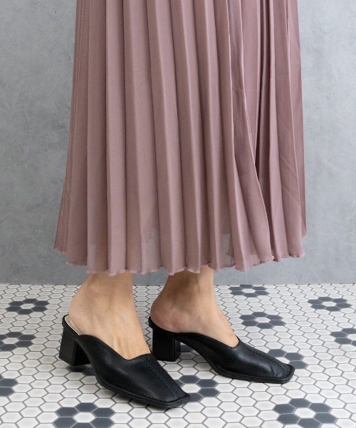 Fabby fabby（ファビィーファビィー）の「センターステッチスクエアサボミュールサンダル（サンダル・レディース・オフホワイト/ブラウン/ブラック・SMALL/MEDIUM/LARGE）」の7枚目の写真