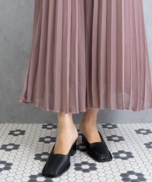 Fabby fabby（ファビィーファビィー）の「センターステッチスクエアサボミュールサンダル（サンダル・レディース・オフホワイト/ブラウン/ブラック・SMALL/MEDIUM/LARGE）」の8枚目の写真