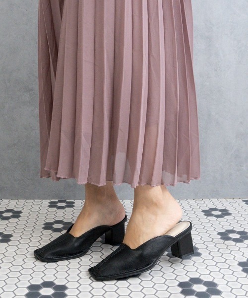 Fabby fabby（ファビィーファビィー）の「センターステッチスクエアサボミュールサンダル（サンダル・レディース・オフホワイト/ブラウン/ブラック・SMALL/MEDIUM/LARGE）」の9枚目の写真