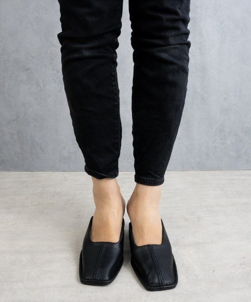 Fabby fabby（ファビィーファビィー）の「センターステッチスクエアサボミュールサンダル（サンダル・レディース・オフホワイト/ブラウン/ブラック・SMALL/MEDIUM/LARGE）」の12枚目の写真