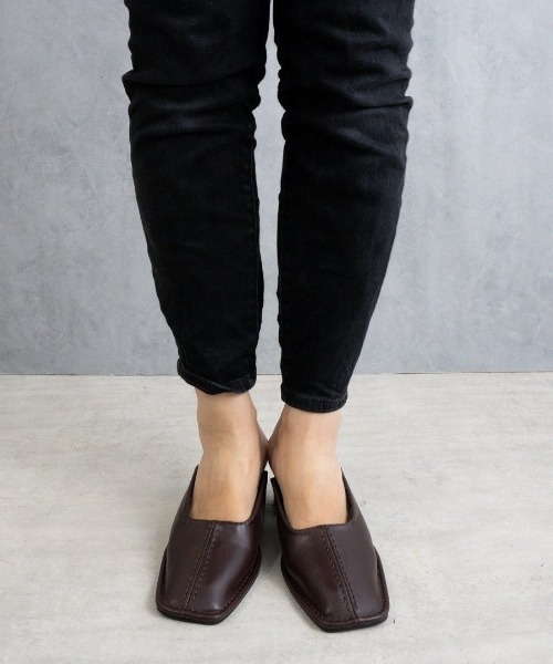 Fabby fabby（ファビィーファビィー）の「センターステッチスクエアサボミュールサンダル（サンダル・レディース・オフホワイト/ブラウン/ブラック・SMALL/MEDIUM/LARGE）」の16枚目の写真