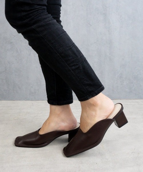 Fabby fabby（ファビィーファビィー）の「センターステッチスクエアサボミュールサンダル（サンダル・レディース・オフホワイト/ブラウン/ブラック・SMALL/MEDIUM/LARGE）」の17枚目の写真