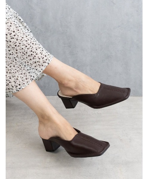 Fabby fabby（ファビィーファビィー）の「センターステッチスクエアサボミュールサンダル（サンダル・レディース・オフホワイト/ブラウン/ブラック・SMALL/MEDIUM/LARGE）」の19枚目の写真