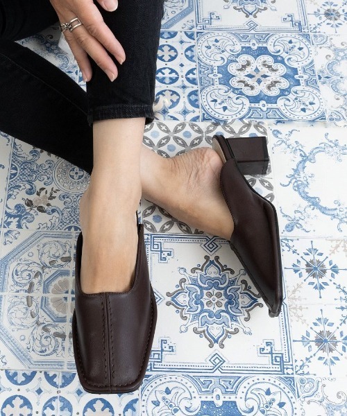 Fabby fabby（ファビィーファビィー）の「センターステッチスクエアサボミュールサンダル（サンダル・レディース・オフホワイト/ブラウン/ブラック・SMALL/MEDIUM/LARGE）」の20枚目の写真