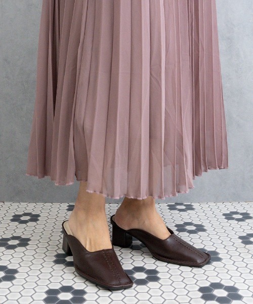 Fabby fabby（ファビィーファビィー）の「センターステッチスクエアサボミュールサンダル（サンダル・レディース・オフホワイト/ブラウン/ブラック・SMALL/MEDIUM/LARGE）」の21枚目の写真