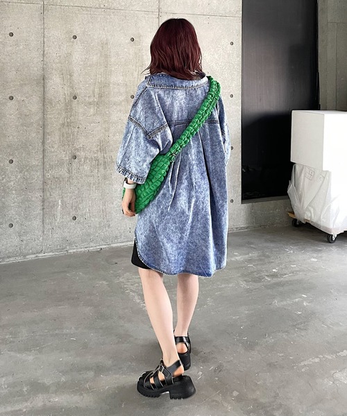 PAGEBOY（ページボーイ）の「デニムルーズスリットシャツ（シャツ/ブラウス・レディース・ブラック系その他/インディゴブルー/ブルー系その他・FREE）」の15枚目の写真