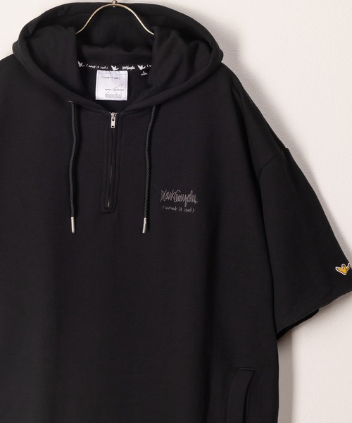 (What it isNt)ART BY MARKGONZALES(ワットイットイズント)の「【(What it isNt) ART BY MARK GONZALES/ワットイズイズント マークゴンザレス】ロゴワンポイントハーフジップフーディー/パーカー/バックプリント/ビッグシルエット(パーカー・メンズ・ブラック/ホワイト/アッシュグレー・XL/L/M)」の2枚目の写真