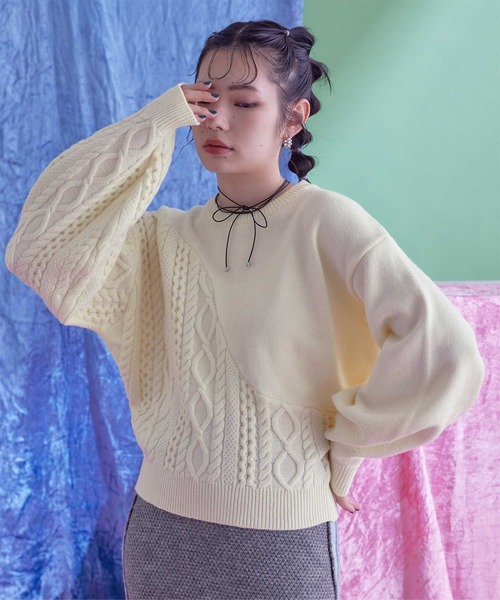 miette(ミエット)の「アシンメトリー切替ケーブルニット(ニット/セーター・レディース・ブルー/オレンジ/アイボリー・FREE)」の2枚目の写真