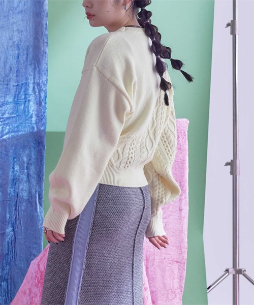 miette(ミエット)の「アシンメトリー切替ケーブルニット(ニット/セーター・レディース・ブルー/オレンジ/アイボリー・FREE)」の5枚目の写真