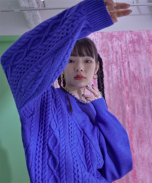 miette(ミエット)の「アシンメトリー切替ケーブルニット(ニット/セーター・レディース・ブルー/オレンジ/アイボリー・FREE)」の7枚目の写真