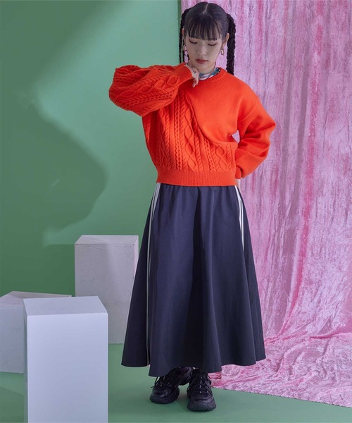 miette(ミエット)の「アシンメトリー切替ケーブルニット(ニット/セーター・レディース・ブルー/オレンジ/アイボリー・FREE)」の10枚目の写真