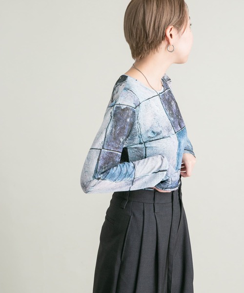 KBF(ケイビーエフ)の「グラフィックプリントカットソー(Tシャツ/カットソー・レディース・ブラウン系その他/グリーン系その他/ブルー系その他/オレンジ系その他/ブラック系その他/グレー系その他・ONE)」の16枚目の写真