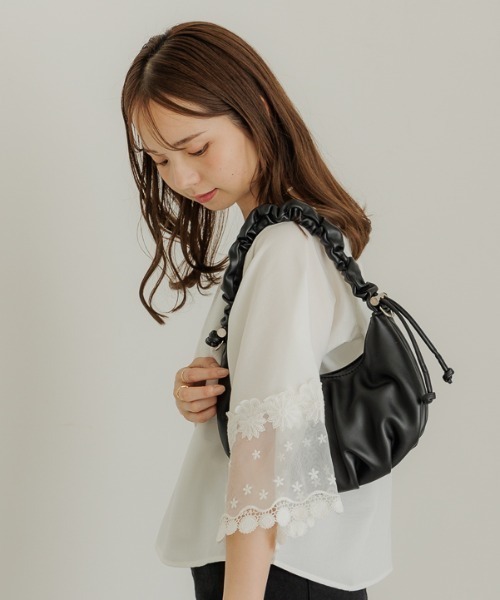 flower（フラワー）の「ギャザーレザーバッグ（ショルダーバッグ・レディース・ブラック/アイボリー・FREE）」の18枚目の写真