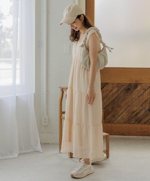 flower（フラワー）の「ギャザーレザーバッグ（ショルダーバッグ・レディース・ブラック/アイボリー・FREE）」の5枚目の写真