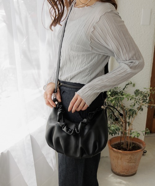 flower（フラワー）の「ギャザーレザーバッグ（ショルダーバッグ・レディース・ブラック/アイボリー・FREE）」の15枚目の写真