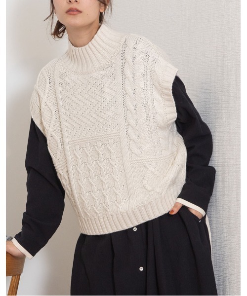 POU DOU DOU（プードゥドゥ）の「ハイネックケーブルニットベスト（ベスト・レディース・ダークグレー/アイボリー/マスタード・3）」の2枚目の写真